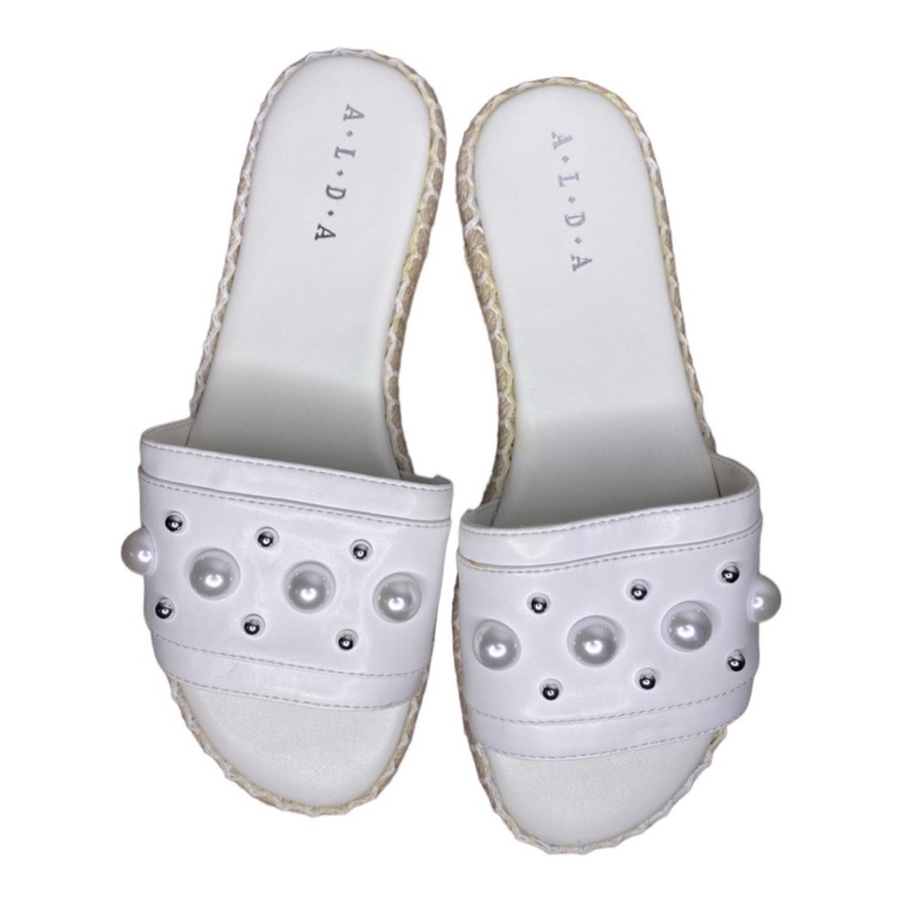 Alda white pearl/beaded slides